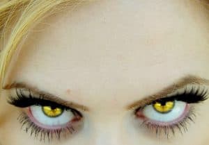 apply vampire eye contact lenses