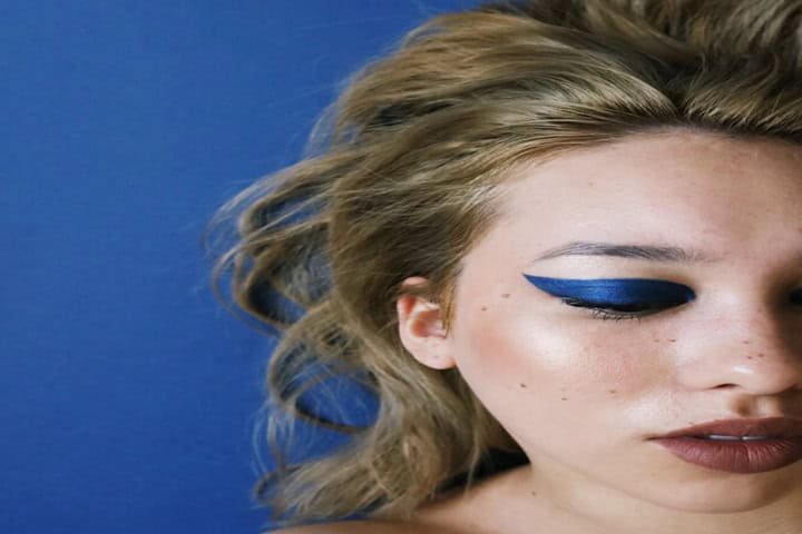 deep blue eyeshadow for festival makeup ideas